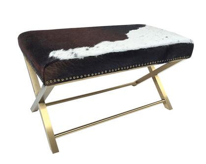 Banc design avec pieds en acier et peau de vache
