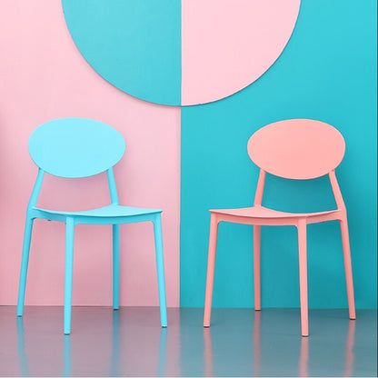 Chaise médaillon design en plastique avec assise large