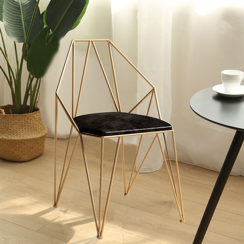 Chaise design géométrique en métal doré