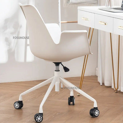 Chaise de bureau design et confortable sur roulettes