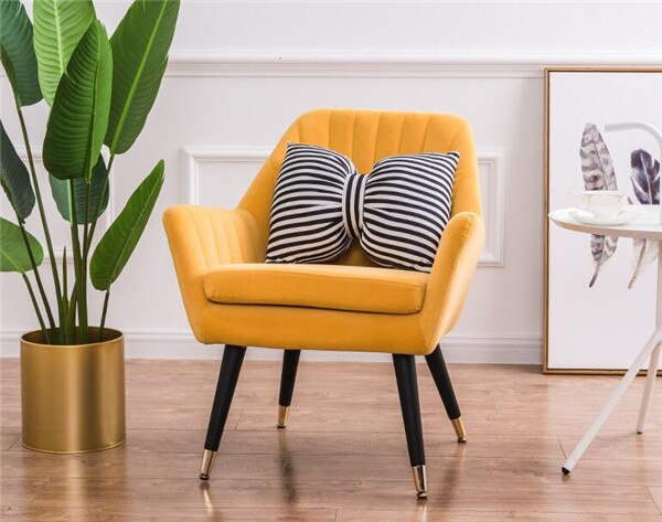 Chaise design en velours et bois de style fauteuil