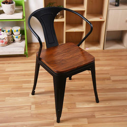 Chaise design de style industriel en bois et métal noir avec accoudoirs