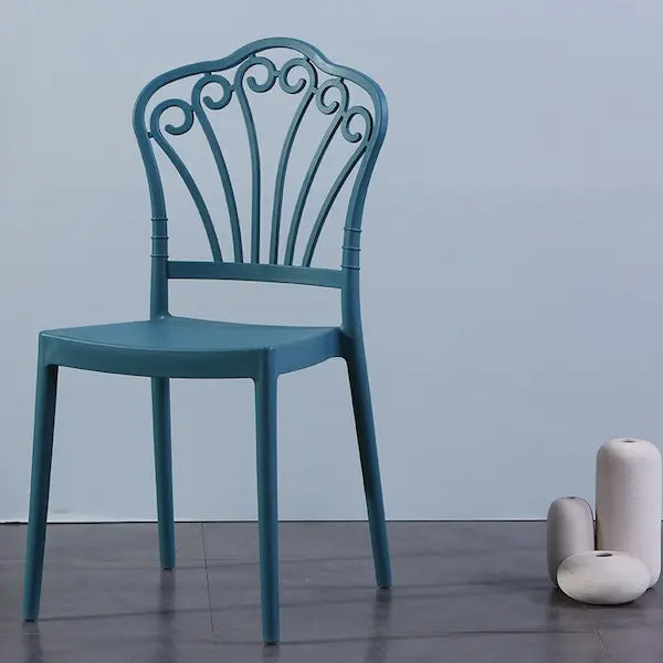 Chaise moderne en plastique bleu avec dossier d'époque romantique