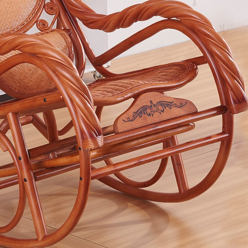 Chaise à bascule en bois vernis et assise en rotin renforcé avec accoudoirs tressés