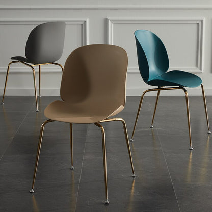 Chaise moderne de style scandinave avec assise large en plastique et pieds en acier