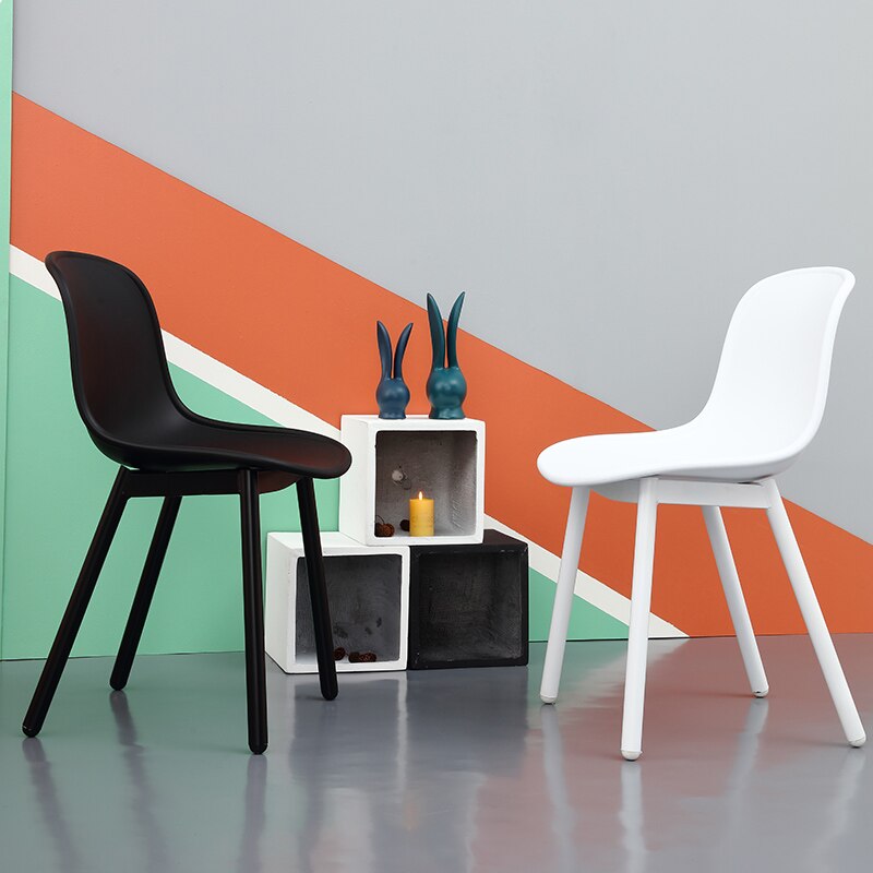 Chaise scandinave en métal et résine
