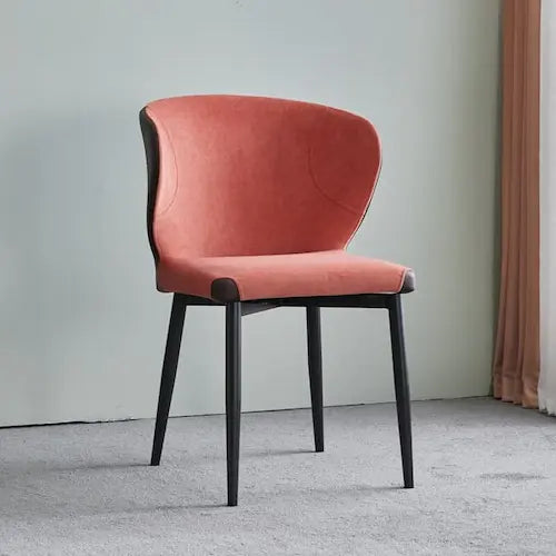 Chaise design pour salle à manger en suédine et métal à dossier large
