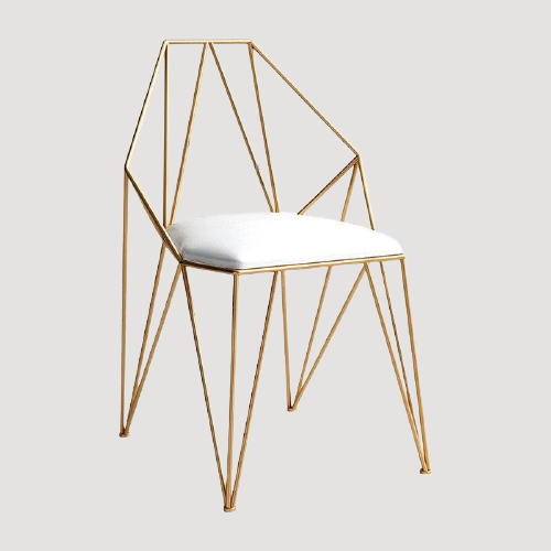 Chaise design géométrique en métal doré