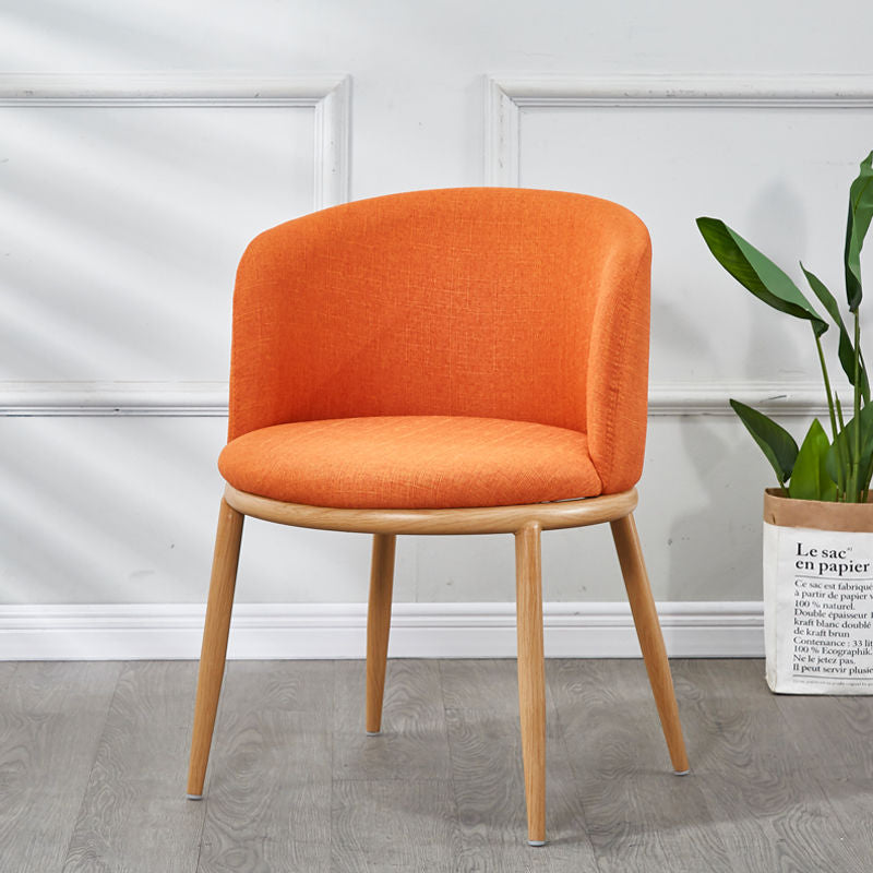 Chaise scandinave à large dossier en tissu orange et bois