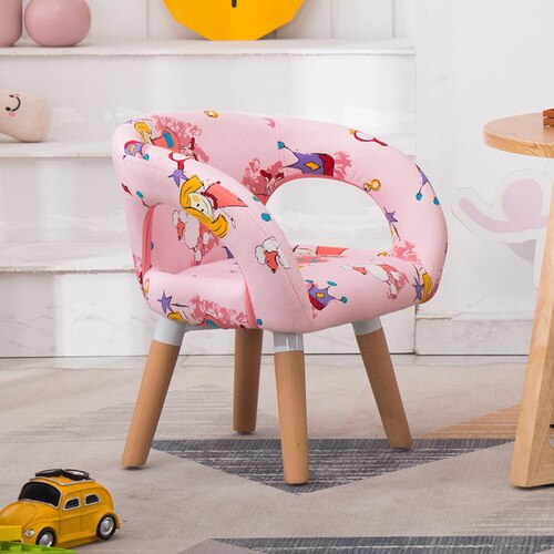 Chaise enfant scandinave avec accoudoirs et pieds en bois