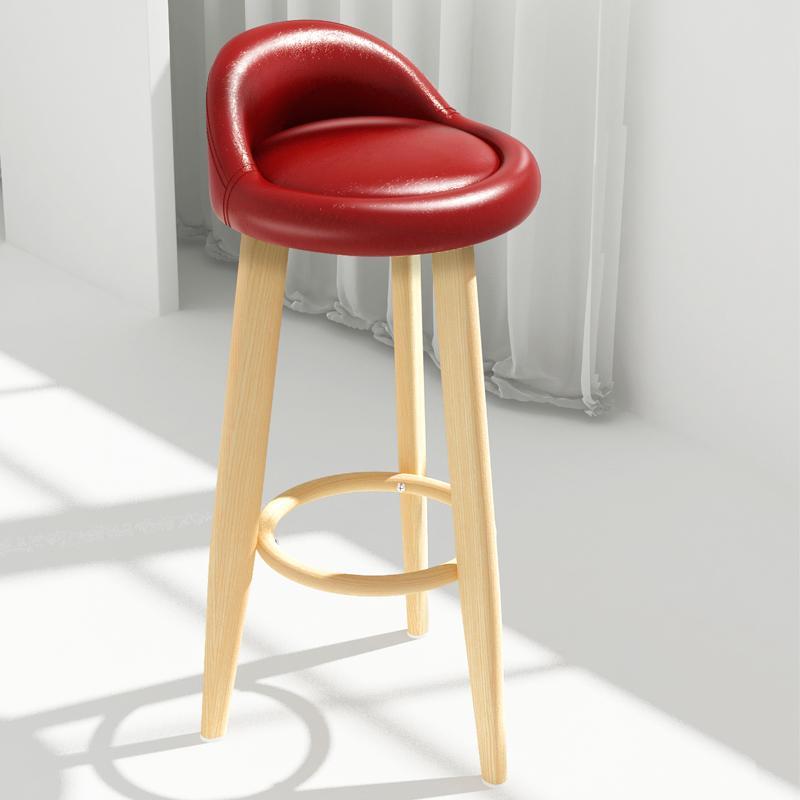 tabouret de bar de style scandinave avec assise matelassée en similicuir rouge