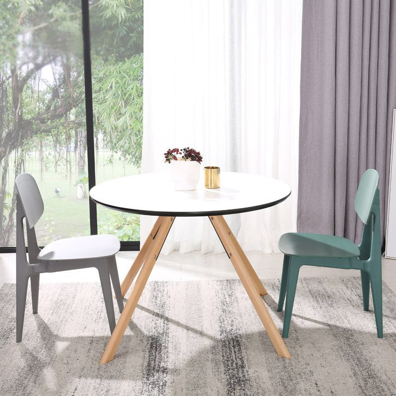 Chaise moderne en plastique épais avec dossier étroit pour salle à manger