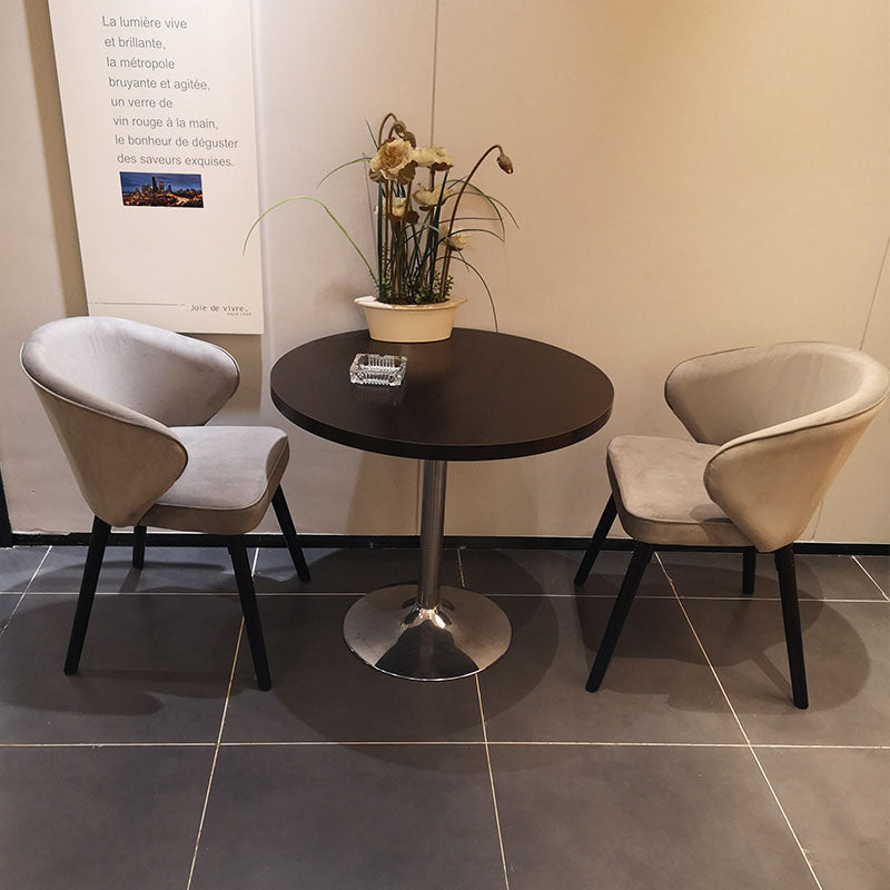 Chaise scandinave avec assise fauteuil et accoudoirs prolongeant le dossier