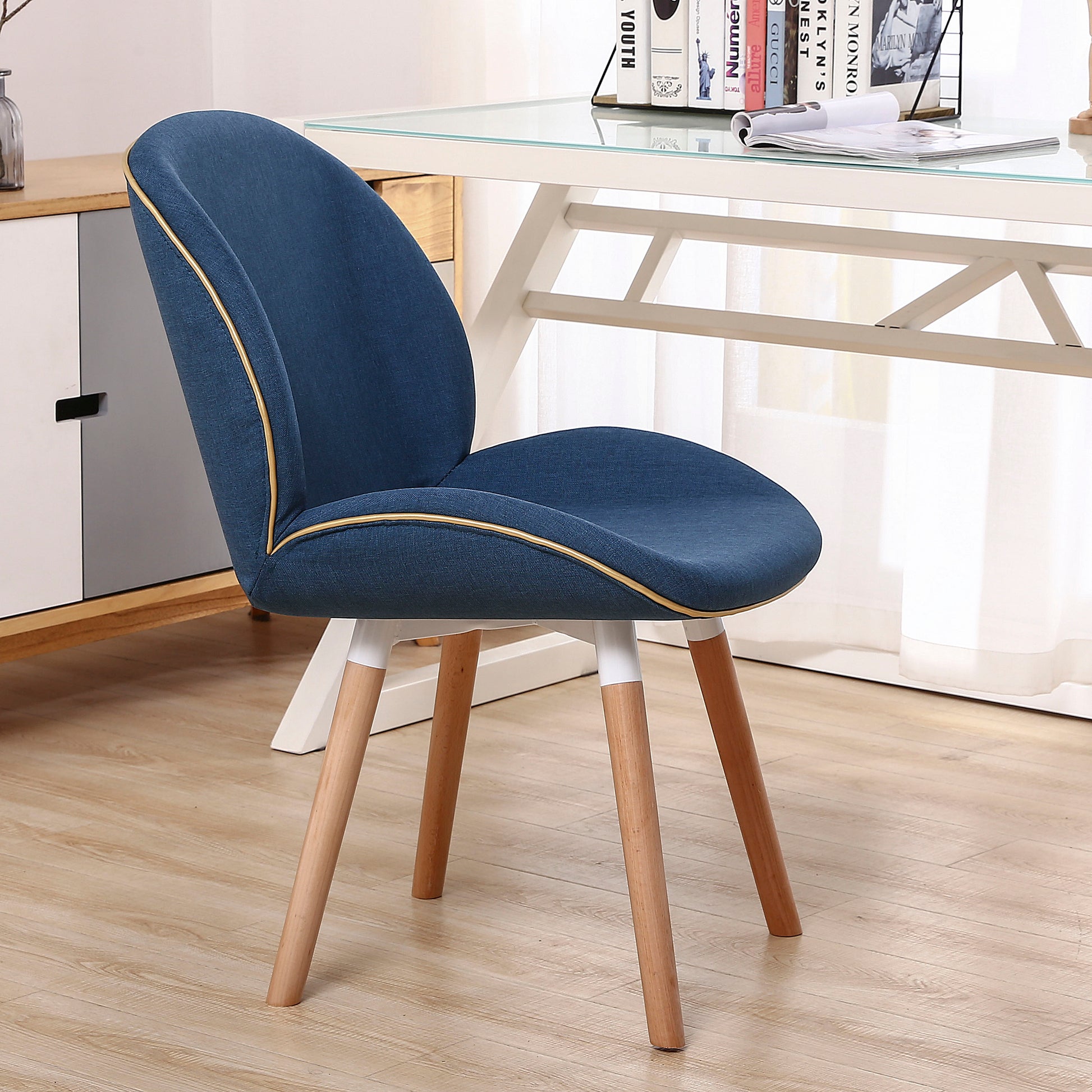 Chaise scandinave avec assise fauteuil confort et pieds en bois