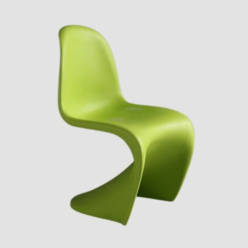 Chaise design en plastique incurvée
