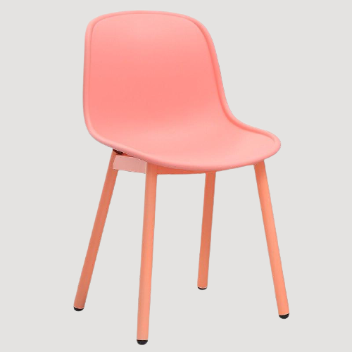 Chaise scandinave en métal et résine rose