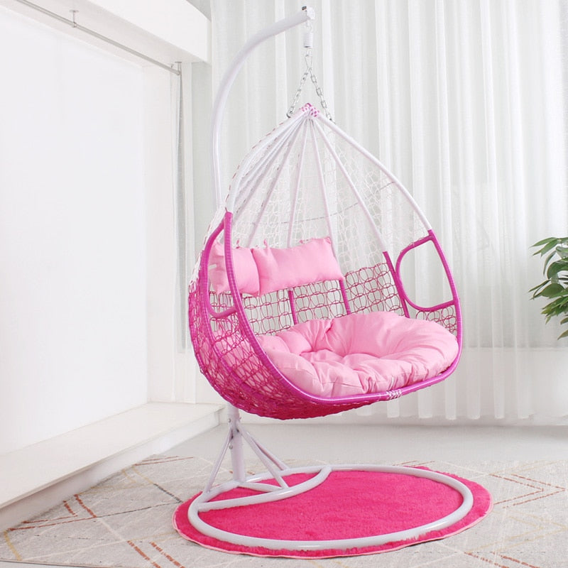 Chaise suspendue en rotin renforcé double coussin et socle en carbone