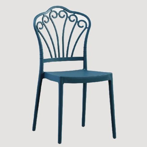 Chaise moderne en plastique bleu avec dossier d'époque romantique