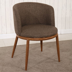 Chaise scandinave à large dossier en tissu marron et bois