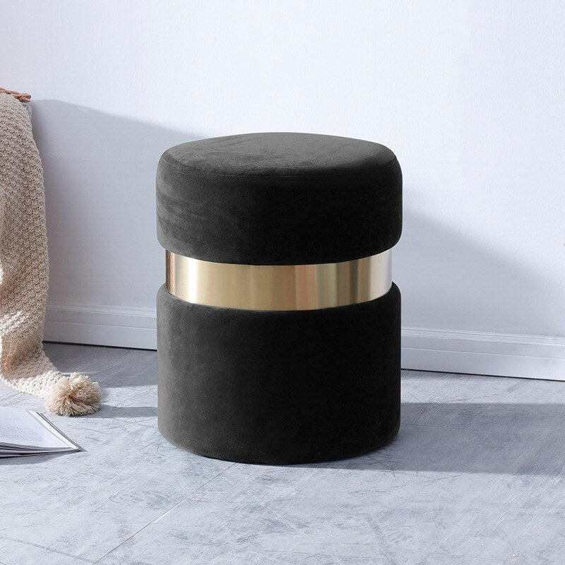 Tabouret design en velours avec bande en métal doré
