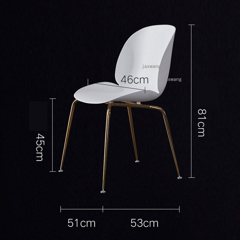 Chaise moderne de style scandinave avec assise large en plastique et pieds en acier
