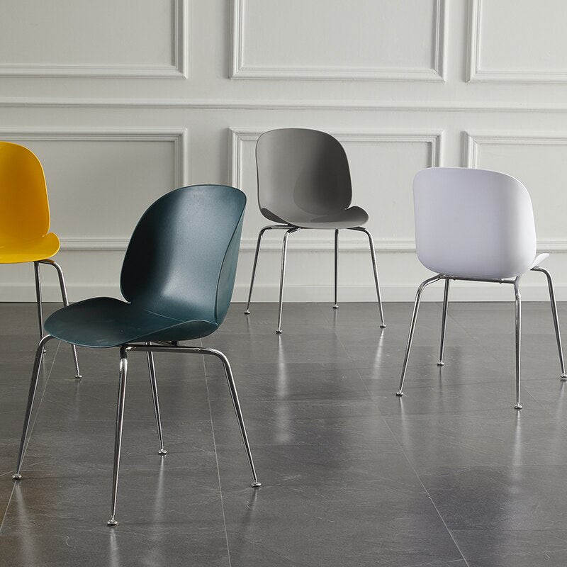 Chaise moderne de style scandinave avec assise large en plastique et pieds en acier