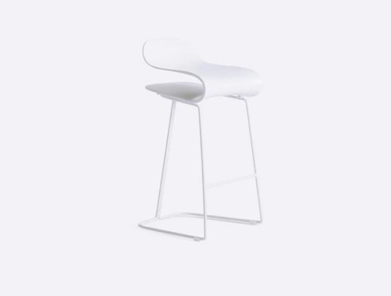Tabouret de bar design avec assise retournée en suspension