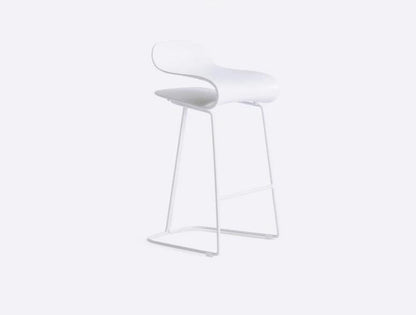 Tabouret de bar design avec assise retournée en suspension