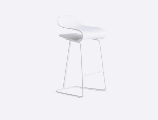 Tabouret de bar design avec assise retournée en suspension