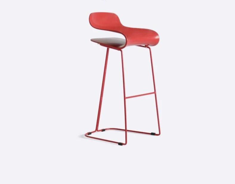 Tabouret de bar design avec assise retournée en suspension