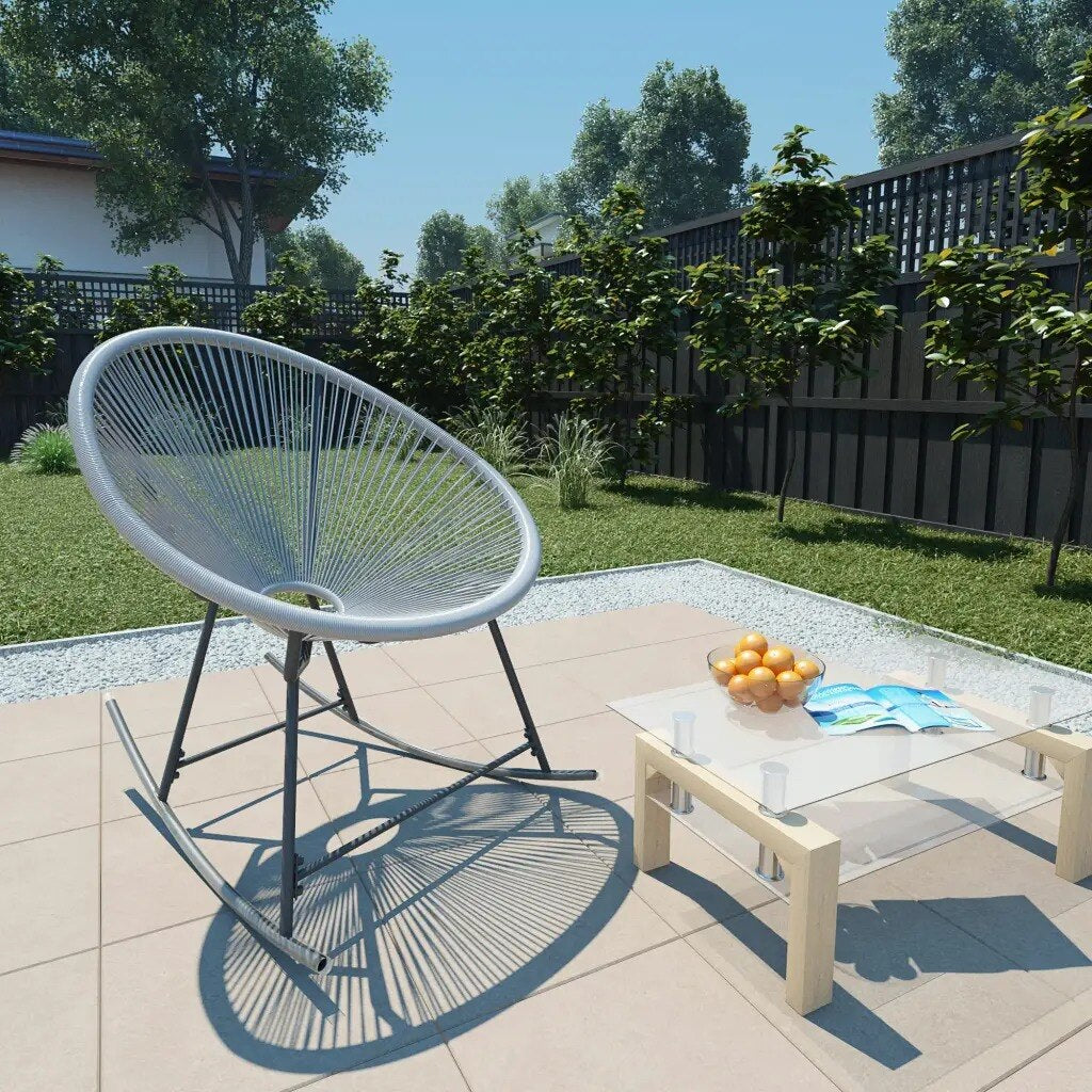 Chaise à bascule design grise avec assise ovale en rotin et pieds en acier