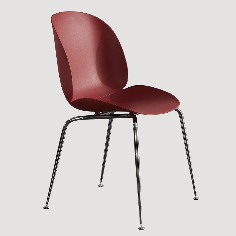 Chaise moderne de style scandinave avec assise large en plastique et pieds en acier