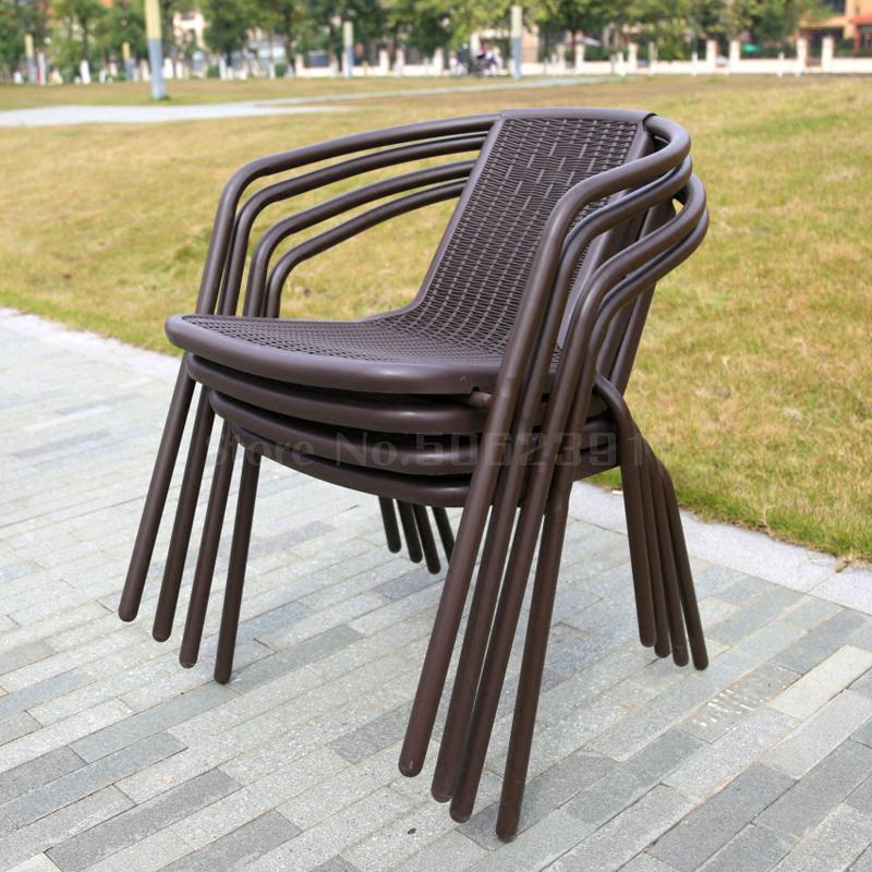 Chaise moderne en rotin gris avec accoudoirs