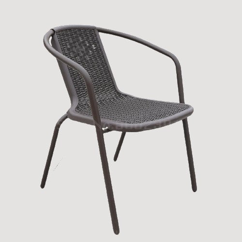 Chaise moderne en rotin gris avec accoudoirs dans le prolongement du dossier