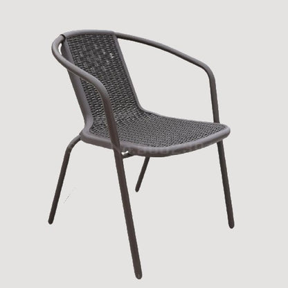 Chaise moderne en rotin gris avec accoudoirs dans le prolongement du dossier