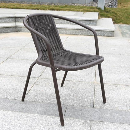 Chaise moderne en rotin gris avec accoudoirs