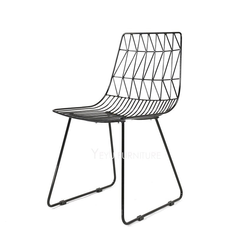 Chaise Design en métal avec assise géométrique
