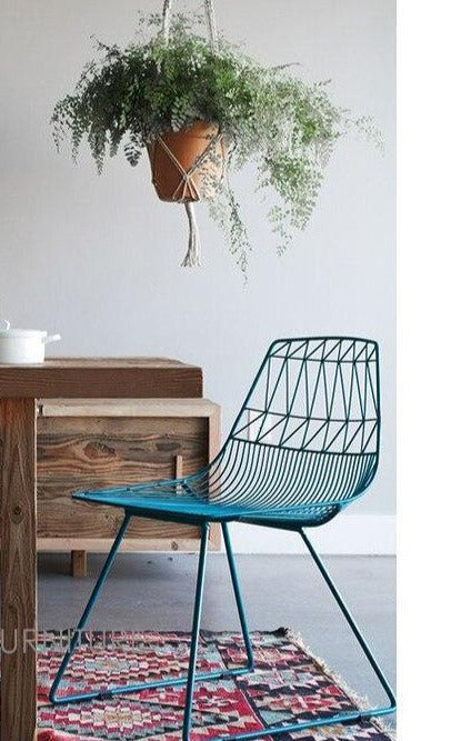 Chaise Design en métal avec assise géométrique