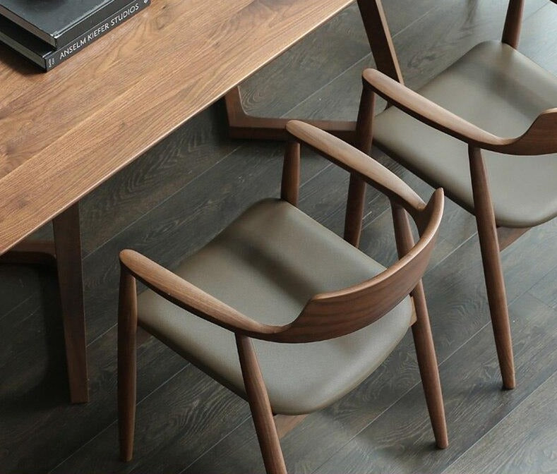 Chaise moderne en bois avec assise matelassée