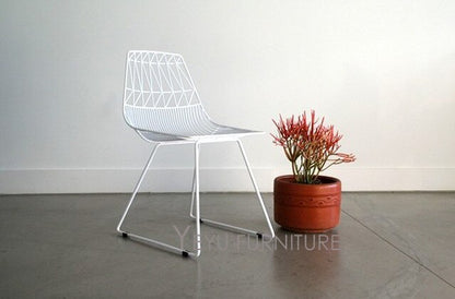 Chaise Design en métal avec assise géométrique