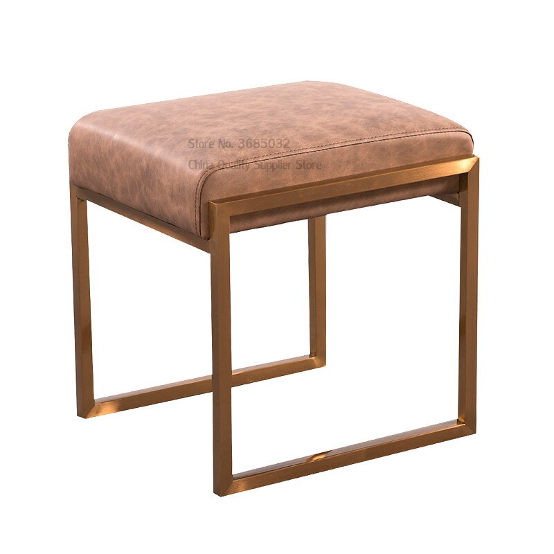 Tabouret design en cuir marron et métal de style nordique