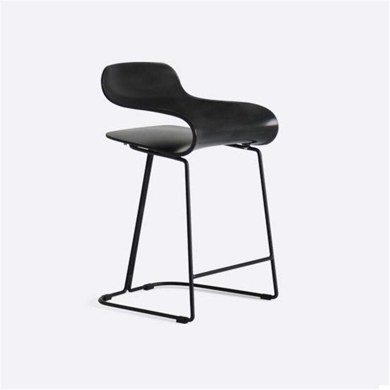 Tabouret de bar design avec assise retournée en suspension