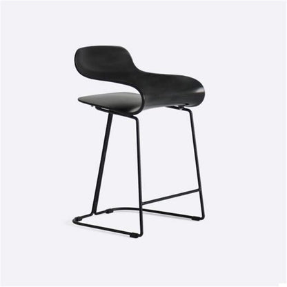 Tabouret de bar design avec assise retournée en suspension