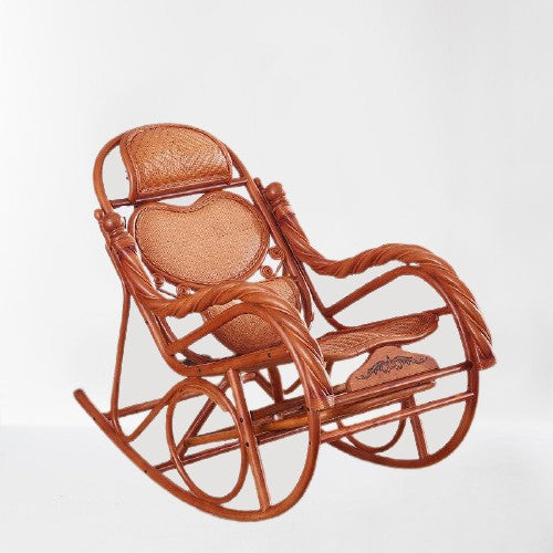 Chaise à bascule en bois vernis et assise en rotin renforcé avec accoudoirs tressés