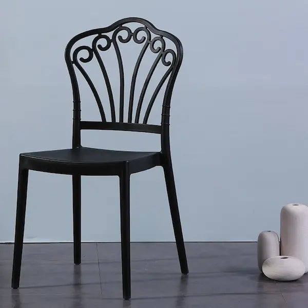 Chaise moderne en plastique bleu avec dossier d'époque romantique