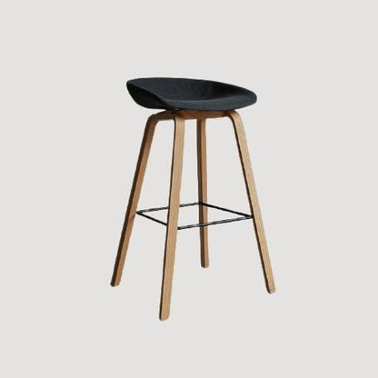 Tabouret de bar scandinave 65 cm avec pieds en bois et assise en tissu gris chiné
