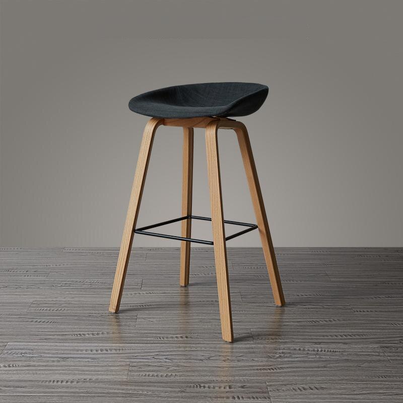 Tabouret de bar scandinave avec pieds en bois d'Ipé brossé et assise en résine