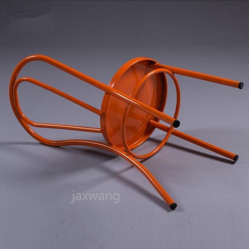 chaise moderne en acier orange 