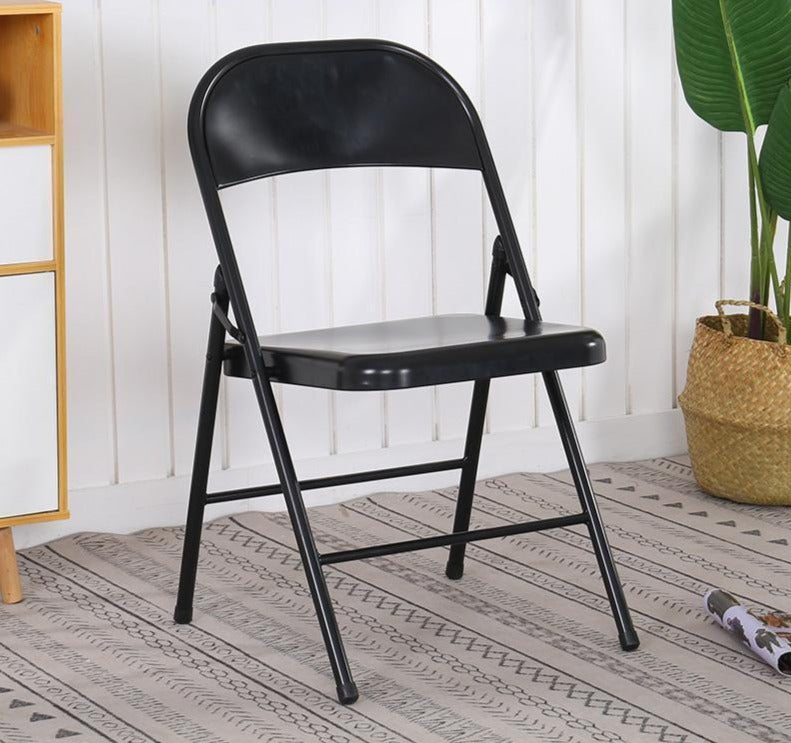 Chaise pliable en métal avec assise vernis
