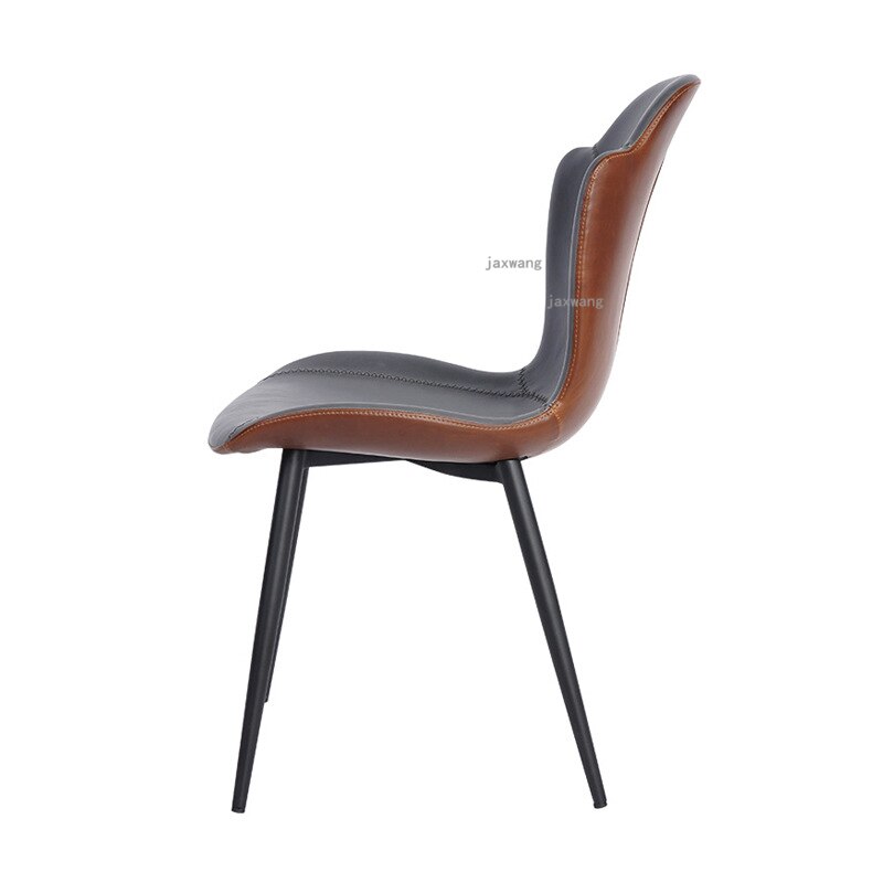 Chaise moderne en cuir surpiqué et pieds en métal